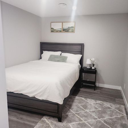 Fabulous And Cozy Guest Suite カルガリー エクステリア 写真